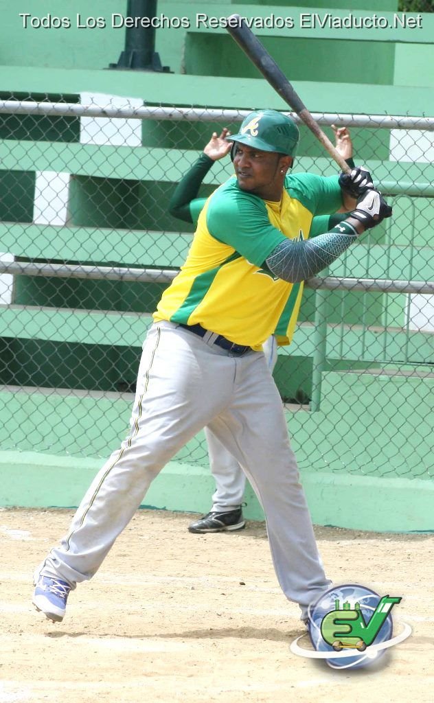 El jugador de las Estrellas Orientales Nelson Pérez acciona con los Arroceros de San Francisco de Macorís